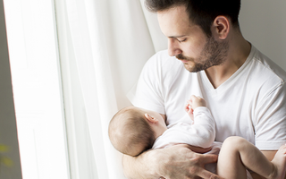 ¿Cómo puede involucrarse papá en la lactancia?
