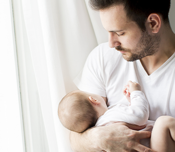 ¿Cómo puede involucrarse papá en la lactancia?