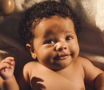 Conoce cómo es la piel de tu bebé en sus primeros 100 días 👶 ✨