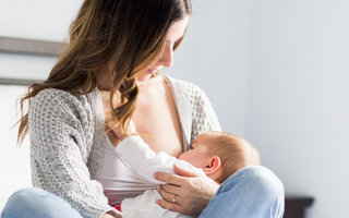 ¿Es normal que me duela al dar de lactar? Causas, soluciones y cuándo consultar  🤱