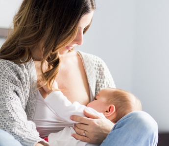 ¿Es normal que me duela al dar de lactar? Causas, soluciones y cuándo consultar  🤱