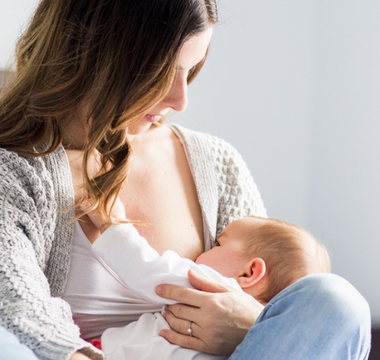 ¿Es normal que me duela al dar de lactar? Causas, soluciones y cuándo consultar  🤱