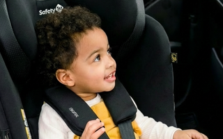 ¿Es seguro que un bebé duerma en la silla de auto? Lo que toda mamá y papá deben saber